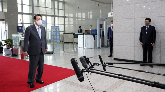 President Yoon Suk-yeol answers reporters' questions upon arrival at the presidential office in Yongsan District, central Seoul on Wednesday. [YONHAP]