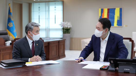 President Yoon Suk-yeol, right, in a policy briefing meeting with Defense Minister Lee Jong-sup at the presidential office in Seoul on Friday. [PRESIDENTIAL OFFICE OF KOREA]