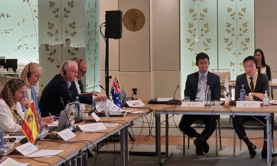 The chief of Korea Post Son Seung-hyun, far right, speaks during a meeting of top executives of postal administrations from 11 countries around the world in Madrid on July 21. The Kahala Posts Group — an international alliance of the postal administrations of 11 countries including Korea, the United States and Australia — was founded in 2002 in an effort to improve postal services and seek international cooperation on related issues. [KOREA POST]