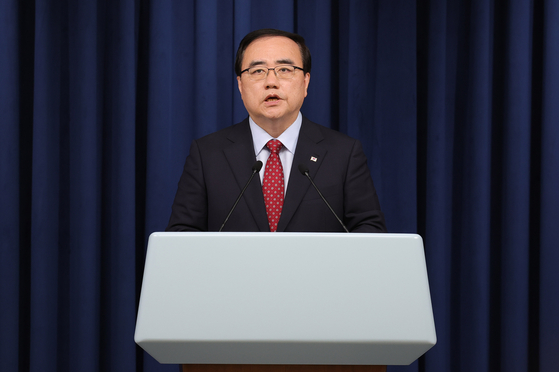 Korean National Security Adviser Kim Sung-han gives a press briefing on Indonesian President Joko Widodo’s two-day visit to Seoul this week at the presidential office in Yongsan District, central Seoul, Monday. [JOINT PRESS CORPS]
