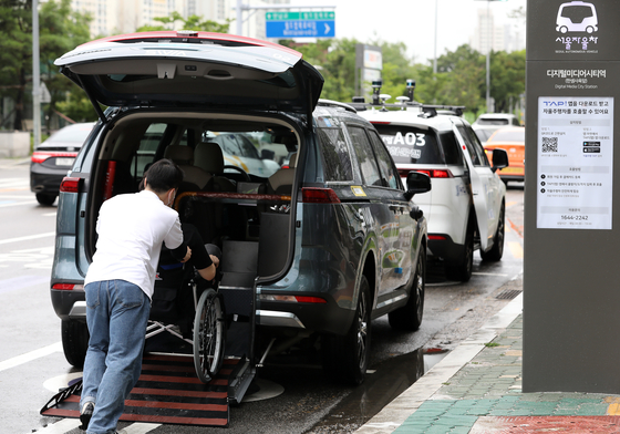 This picture shows a self-driving vehicle for wheelchair users to be operated in Sangam-dong, western Seoul, starting Thursday. [NEWS1]