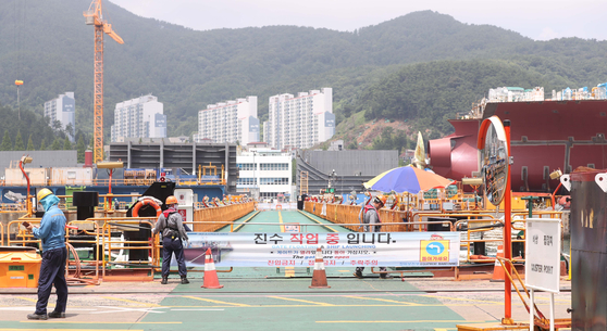 Workers oversee Daewoo Shipbuilding & Marine Engineering's shipyard in Geoje, South Gyeongsang, on Monday. [YONHAP]