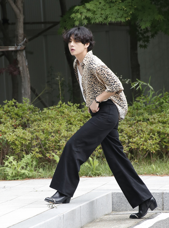 BTS's V leaves for Paris at Incheon International Airport on June 24. Here he is shown wearing Celine boots around 5 centimeters (2 inches) tall. [NEWS1]