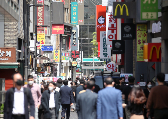 Streets in Myeong-dong, central Seoul on April 26. Korea's economy grew 2.7 percent in the second quarter compared to the same period a year earlier, according to a preliminary report released by the Bank of Korea Tuesday. [NEWS1]