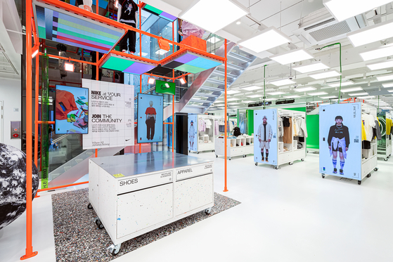 "Digital mannequins," or digital screens showing models, give customers a glimpse of how to style Nike outfits, regardless of gender. [NIKE KOREA]