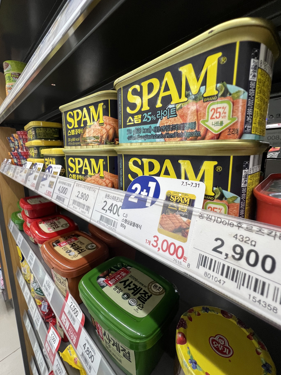  Food products are sold at a convenience store in Seoul on Tuesday. Prices of some CJ CheilJedang and Dongwon F&B products will increase starting in August, according to food companies. [YONHAP]