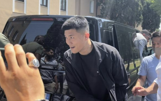 Kim Min-jae is caught on camera arriving at a medical clinic in Rome on Tuesday. [SCREEN CAPTURE]