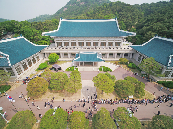  People look around the compound of the former presidential office, the Blue House, in Seoul on May 10, 2022, as the office was made public after the inauguration of President Yoon Suk-yeol. [YONHAP]