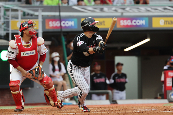 Oh Ji-hwan of the LG Twins hits a home run against the SSG Landers at Incheon SSG Landers Field in Incheon on Tuesday. [NEWS1]