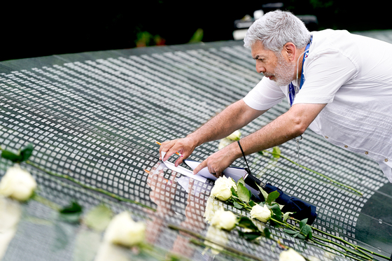 People visit the Wall of Remembrance during a special event on Tuesday ahead of the official dedication of the wall at the Korean War Veterans Memorial in Washington, D.C. on Wednesday. [REUTERS/YONHAP] 