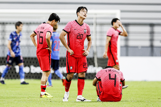 Korean players react after the final whistle blows at the end of a 3-0 loss to Japan in the final game of the 2022 EAFF E-1 Football Championship at Toyota Stadium in Toyota, Japan on Wednesday.  [REUTERS/YONHAP]