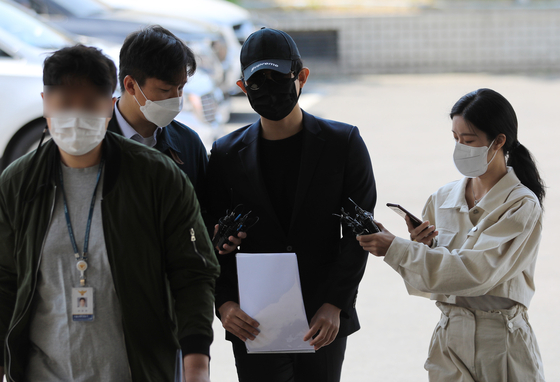 A livestreamer on Korea's AfreecaTV that goes by the name "Chansus" arrives at the Seoul Seongdong Police Station in eastern Seoul on May 16 to be investigated on charges of trespassing at Terraform Labs CEO Do Kwon's residence. [NEWS1]