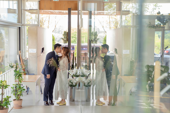 Yang Seung-won, left, and Lee Kun-young, on their wedding day at a restaurant in Daejeon in August 2020. [LEE KUN-YOUNG] 