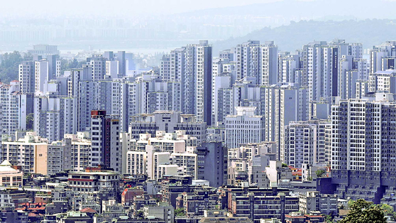 A skyline of Seoul shows rows of apartments in this photo dated July 28. [YONHAP] 