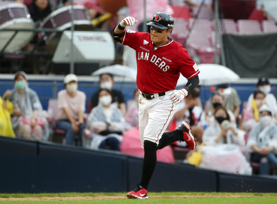 Choo Shin-soo of the SSG Landers rounds the bases after hitting a home run against the Kia Tigers on Sunday at Gwangju-Kia Champions Field in Gwangju. [YONHAP]