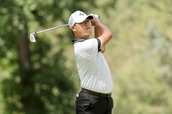 Kim Si-woo plays his shot from the ninth tee during the third round of the Rocket Mortgage Classic at Detroit Golf Club on July 30 in Detroit, Michigan.  [AFP/YONHAP]