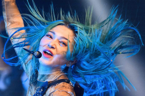 Korean-American K-pop star AleXa, who recently won the American Song Contest, performs during a mini concert at a television studio in Seoul on July 2. [AFP/YONHAP]