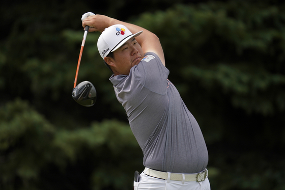 Im Sung-jae follows through on his tee shot on the second hole during the final round of the 3M Open golf tournament at the Tournament Players Club in Blaine, Minnesota on July 24. [AP/YONHAP]