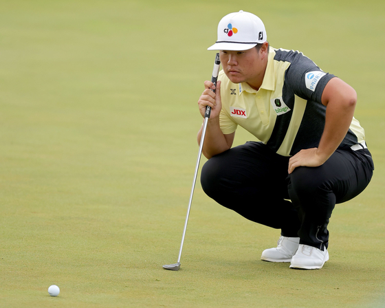 Im Sung-jae lines up a putt on the 12th green during the third round of the 3M Open at TPC Twin Cities on July 23 in Blaine, Minnesota.  [AFP/YONHAP]