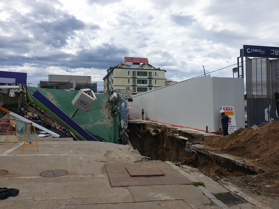 A sinkhole opened up near Naksan Beach in Yangyang, Gangwon, on Wednesday. [NEWS1]
