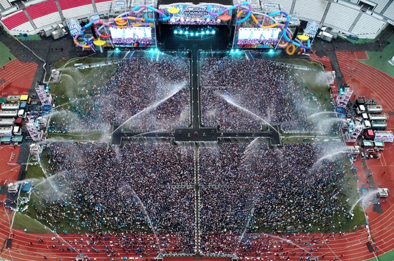 Concert attendees get drenched in water during PSY's concert held in Seoul on July 17. [YONHAP] 