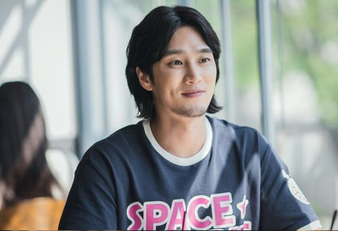 Yumi’s ex-boyfriend Goo Woong is portrayed by actor Ahn Bo-hyun, sporting the exact hairstyle and look as the webtoon character. [TVING]