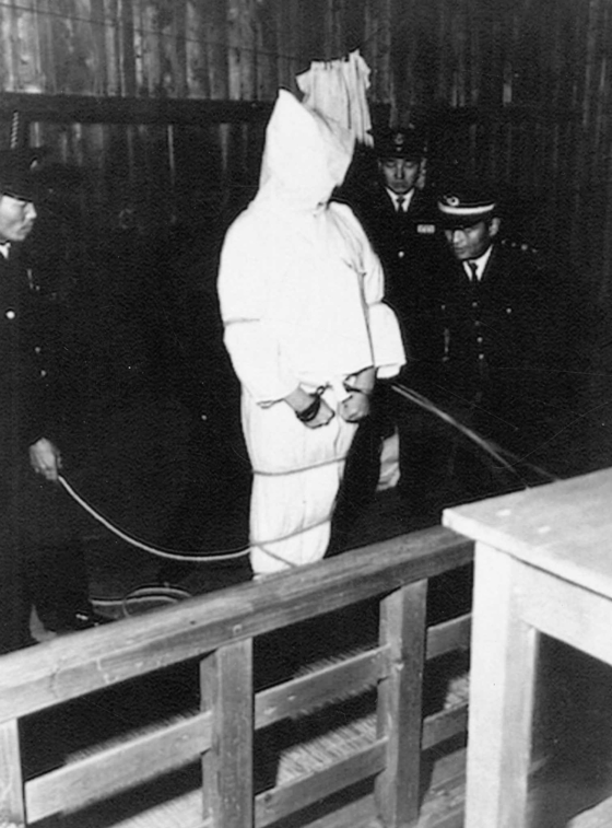 Lee Jeong-jae, a man convicted of committing violent crimes related to politics, is put to death in 1961. [JOONGANG ILBO]