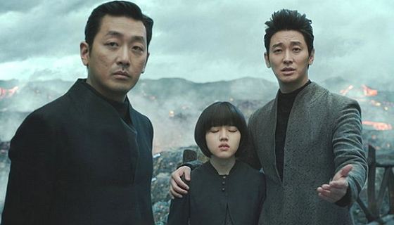 From left, actors Ha Jung-woo, Kim Hyang-gi and Ju Ji-hoon during a scene of 2017 film "Along with the Gods: The Two Worlds" [LOTTE ENTERTAINMENT]