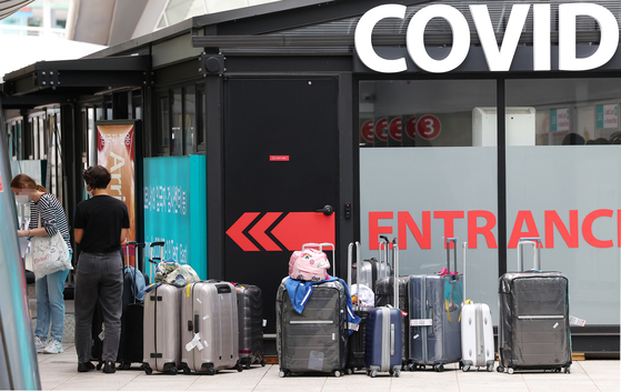 Foreigners wait to get tested for the coronavirus at a testing site in Incheon International Airport on Wednesday. [YONHAP]