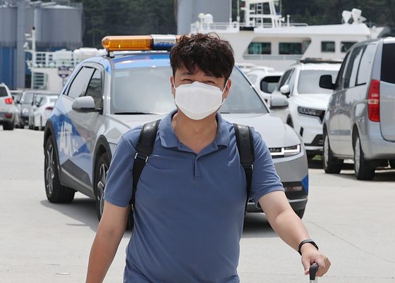 Lee Jun-seok walks toward a ferry terminal on Ulleung Island on July 27. [YONHAP]