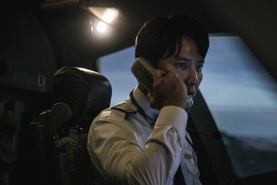 Kim Nam-gil as Hyun-soo, a co-pilot who takes charge of landing the plane after the virus spreads.[SHOWBOX]
