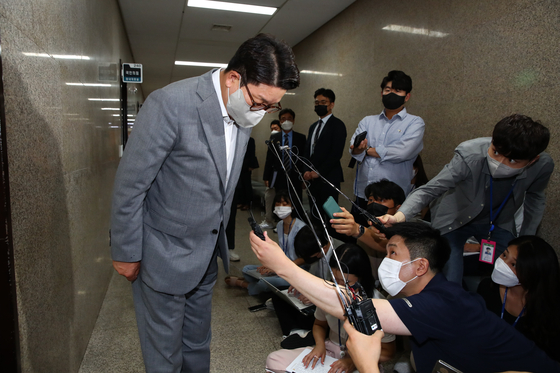 Kweon Seong-dong, acting chief of the People Power Party, bows in apology over his leaked private text messages with the president at the National Assembly in Yeouido, western Seoul, Wednesday. [JOINT PRESS CORPS]