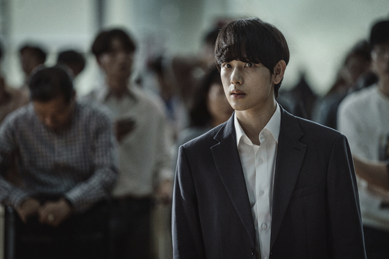 Yim Si-wan as a mysterious passenger named Ryu Jin-seok who randomly boards a flight to Hawaii to kill as many passengers as possible by spreading an unidentified virus in “Emergency Declaration.” [SHOWBOX]