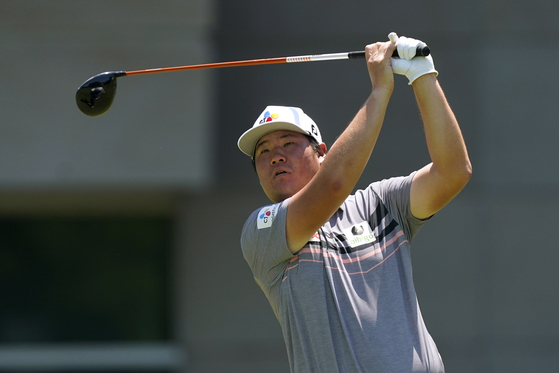 Im Sung-jae hits off the sixth tee during the final round of the St. Jude Championship golf tournament on Sunday in Memphis, Tennessee. [AP/YONHAP]