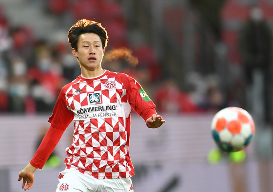 Lee Jae-sung of Mainz competes during a Bundesliga match against TSG Hoffenheim in Mainz, Germany on Feb. 5. [XINHUA/YONHAP]