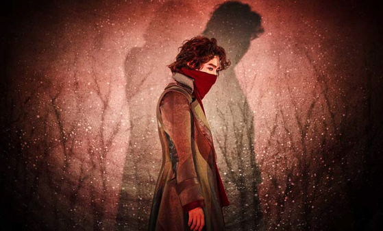 Singer Park Hyo-shin plays Gwynplaine in the musical ″The Man who Laughs,″ which is currently being staged at the Sejong Center for the Performing Arts. [EMK MUSICAL]