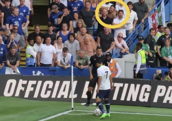 Tottenham Hotspur's Son Heung-min faces abuse from fans, including what appears to be a racist gesture, as he walks to the corner during a game against Chelsea at Stamford Bridge in London on Aug. 14. [SCREEN CAPTURE]