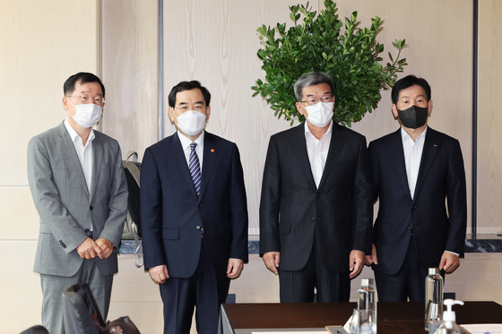 The heads of Korea's three largest shipbuilders meet with the Minister of Trade, Industry and Energy at the Four Seasons Hotel in Seoul on Friday. From left to right, Samsung Heavy Industries CEO Jung Jin-taek, Trade Minister Lee Chang-yang, Korea Shipbuilding & Offshore Engineering co-CEO Ka Sam-hyun and Daewoo Shipbuilding & Marine Engineering CEO Park Doo-sun. [YONHAP]