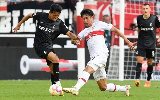 Freiburg's Korean midfielder Jeong Woo-yeong, left, and Stuttgart's Japanese defender Hiroki Ito vie for the ball during a Bundesliga match between VfB Stuttgart and SC Freiburg in Stuttgart, Germany, on Saturday. [AFP/YONHAP]