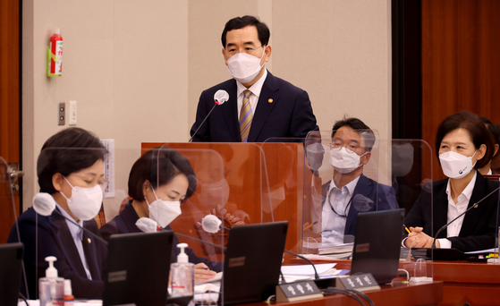 Trade, Industry and Energy Minister Lee Chang-yang speaks at the National Assembly in western Seoul on Monday. [NEWS1]