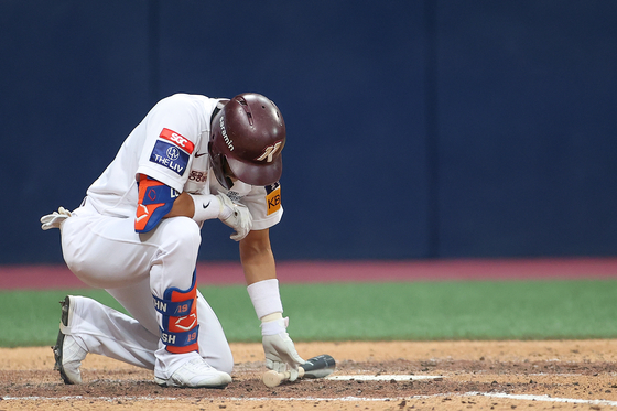 Kiwoom Heroes outfielder Lee Yong-kyu reacts after flying out during the sixth inning of a game against the SSG Landers at Incheon SSG Landers Field in Incheon on Sunday. [YONHAP]