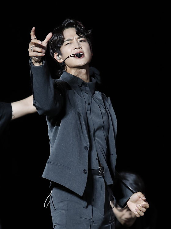SHINee's Minho performs on Aug. 20 during ″SMTown Live 2022 : SMCU Express @Human City_Suwon″ held at Suwon World Cup Stadium. [NEWS1]