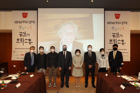 Panelists at the Culture Communication Forum 2022, hosted by the Corea Image Communication Institute, pose on Thursday at the Grand Hyatt Seoul in central Seoul. French-American intellectual Guy Sorman tuned into the event by video call. [CICI]