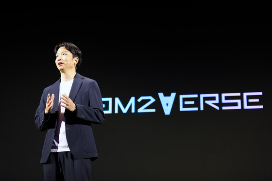 Song Jae-joon, CEO of Com2uS, gives a welcoming remark to local reporters during a press conference held at Conrad Seoul hotel in Yeouido, western Seoul, on Thursday. [COM2US]