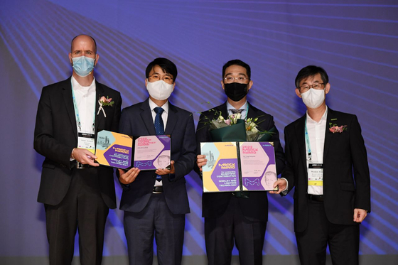 From left, Michael Heckmeier, executive vice president of Merck, Kang Suk-ju, professor of electric engineering at Sogang University, Noh Yong-young, professor of chemical engineering at Postech and Kim Woo-kyu, managing director of Merck Korea. [MERCK KOREA]