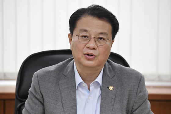 Bang Ki-sun, the Vice Minister of Economy and Finance, speaks at a meeting held in central Seoul on Friday. [YONHAP]