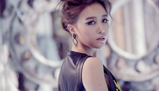 A scene from Bang Min-ah's music video for "I Am a Woman Too" (2015) [SCREEN CAPTURE]