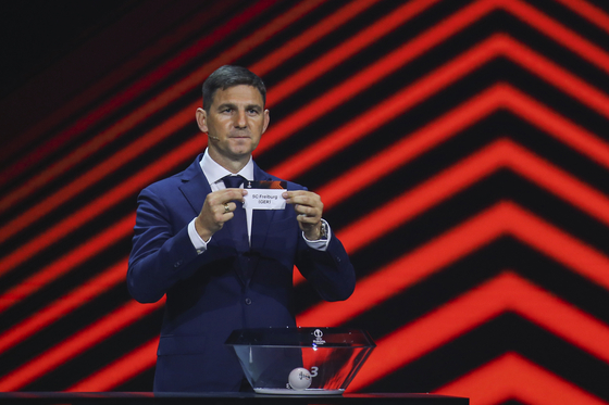 Former footballer Zoltan Gera shows the name of SC Freiburg during the soccer Europa League draw in Istanbul, Turkey, on Friday. [AP/YONHAP]