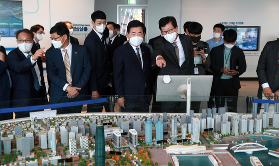 Busan Mayor Park Heong-joon, right, gives National Assembly speaker Kim Jin-pyo, next to Park, a briefing on how to develop the North Port area for the World Expo in 2030. Kim made a visit to Busan on Monday. [YONHAP]