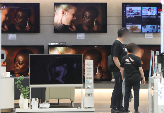 Customers browse appliances at a large mart in Seoul on Wednesday. Indexes for industrial production, retail sales and equipment investment all fell in July, marking the first such "triple decline" in three months since April. According to a report by Statistics Korea on Wednesday, the index of all industrial production in July decreased 0.1 percent from the previous month. Retail sales, which show consumption trends, also fell 0.3 percent on month due to sluggishness in cosmetics and home appliances, a decline for the fifth consecutive month. A five-month-consecutive decline is the first for retail sales since statistics began to be compiled in 1995. [NEWS1]